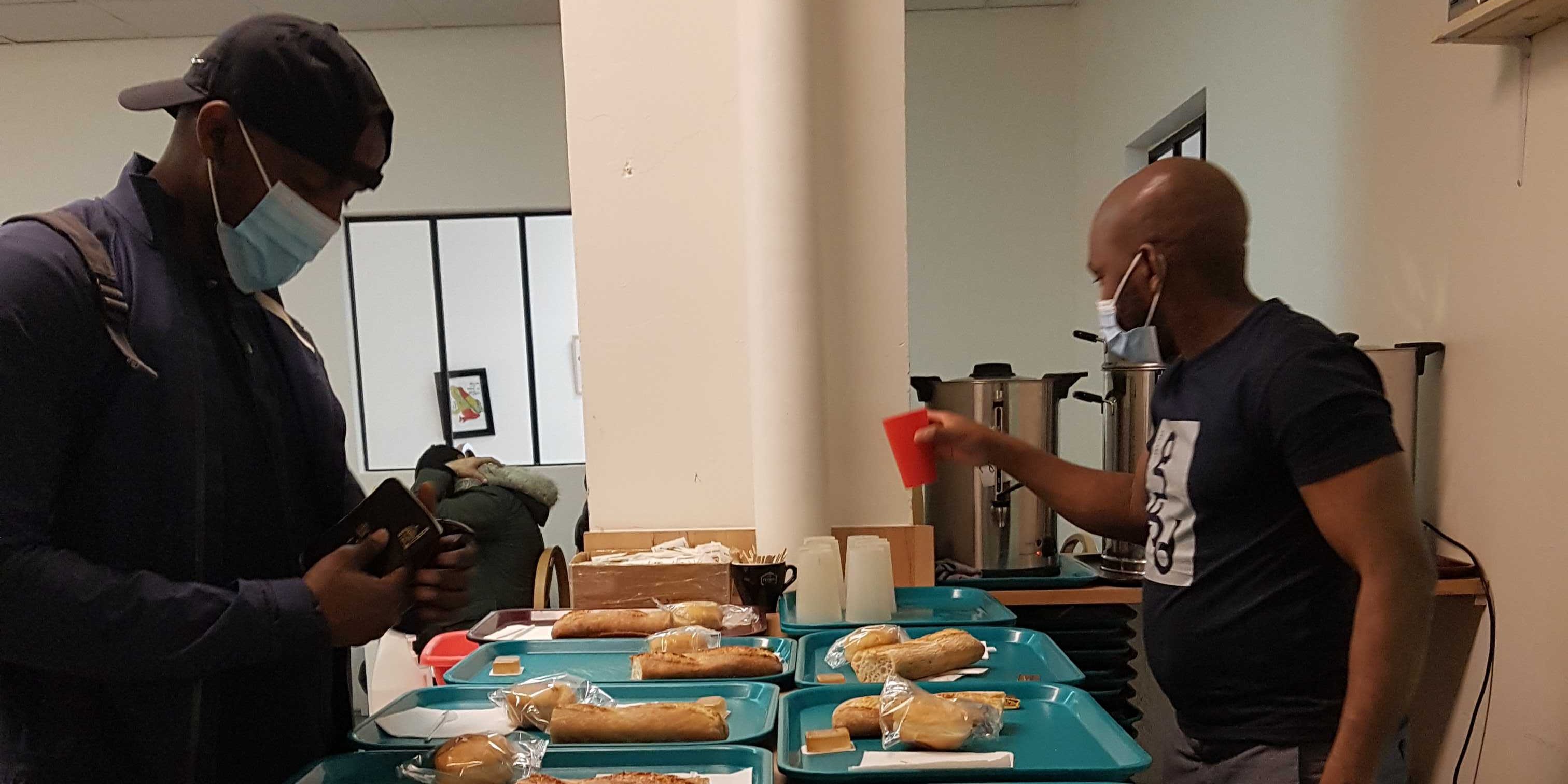 Convivialité et distribution de petits déjeuners au Centre Aurore ☕️
